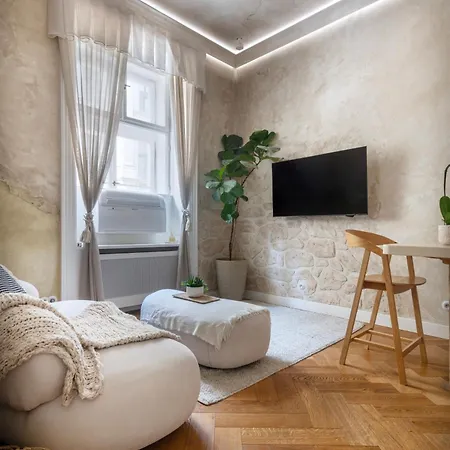 Wabi Sabi Nest W/ Garage Прага