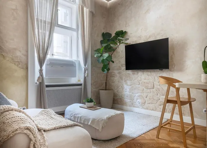 Wabi Sabi Nest W/ Garage Praga